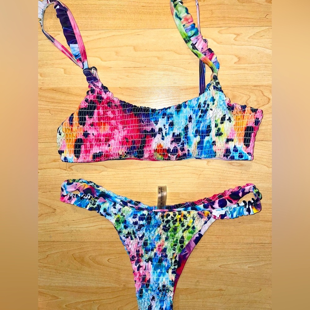 A3 -157 Zaful two piece tie dye smocked / scrunchie bikini set size medium / 6